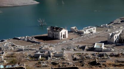 Sular altında kalan köy baraj sularının çekilmesiyle gün yüzüne çıktı