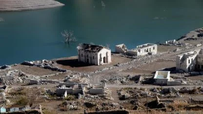 Sular altında kalan köy baraj sularının çekilmesiyle gün yüzüne çıktı