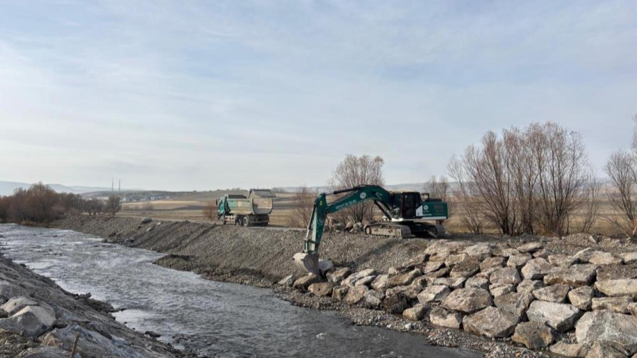 Susuz Çayı’nda dere ıslahı ve taşkın koruma çalışmaları sürüyor