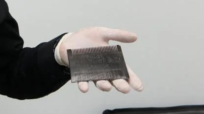 Tarihi objeler koleksiyonuna tılsımlı tarak ekledi