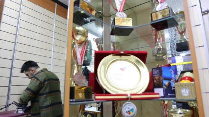 Terzi Korucu, bilardoda kazandığı madalyalarla dükkanını süsledi