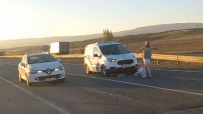 Araçların üzerine atladı, cam kırdı, trafiği birbirine kattı