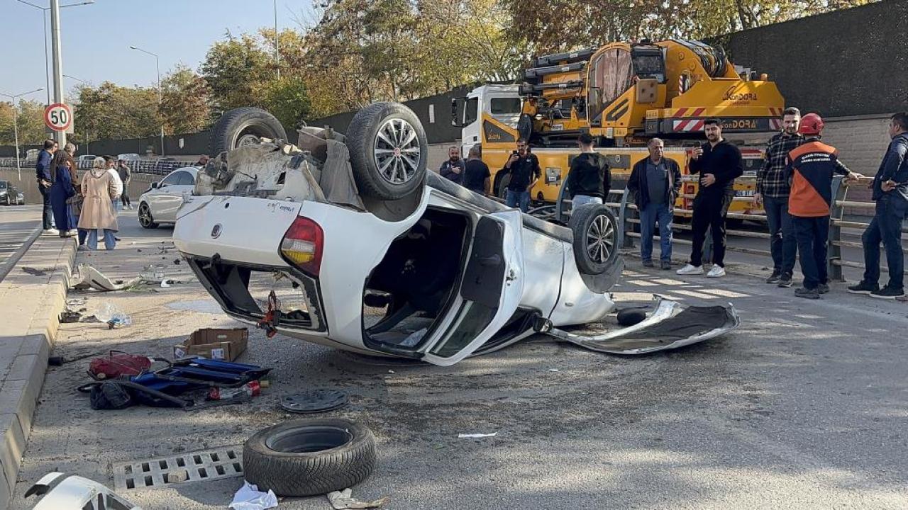 Trafik kazasında otomobil ters döndü