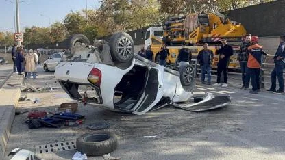 Trafik kazasında otomobil ters döndü