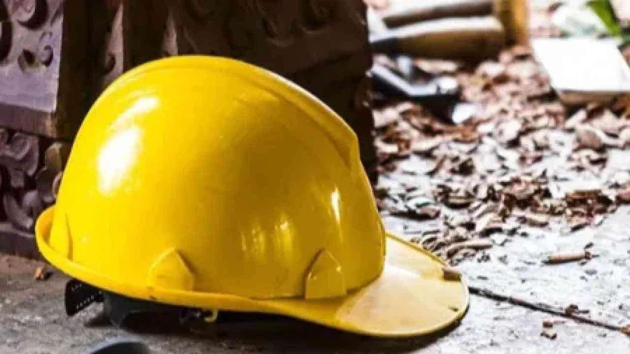 Üzerine beton parçası düşen iki işçiden biri öldü