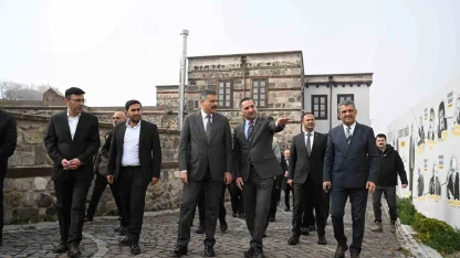 Vali Çiftçi, "Dil ve Edebiyat Konağı"nı inceledi, "Edebiyat Sokağı"nda gezdi