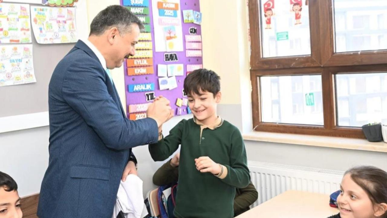 Vali Çiftçi öğrenci ve öğretmenlerle buluştu