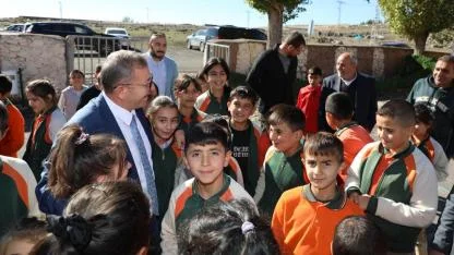 Vali Polat, Cumhuriyet Ortaokulu'nda öğrencilerle bir araya geldi