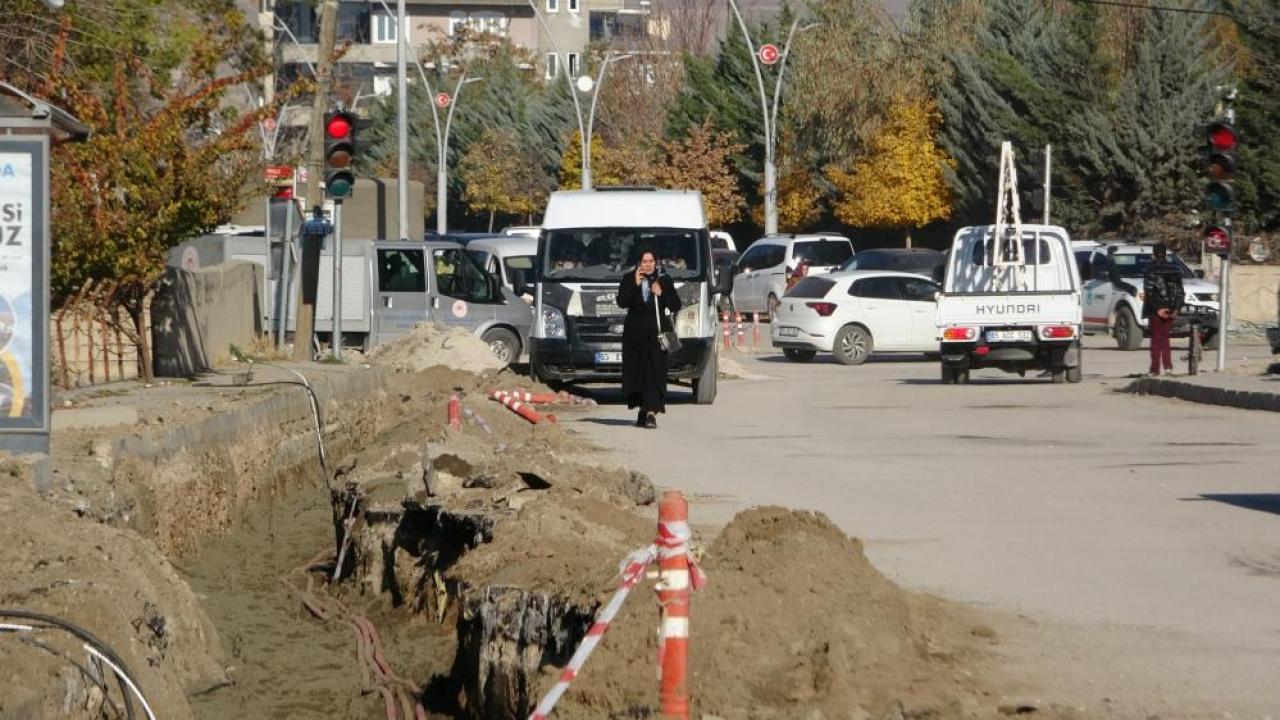 Vatandaşlar VEDAŞ&#039;ın açık bıraktığı çukurlara tepki gösterdi