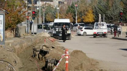 Vatandaşlar VEDAŞ'ın açık bıraktığı çukurlara tepki gösterdi