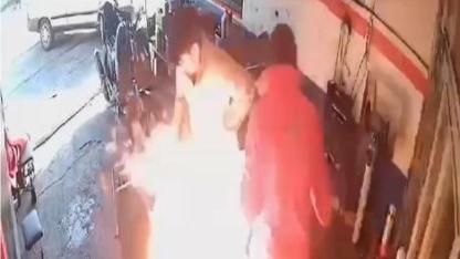 Yanan motosiklete yanıcı maddeyle müdahale, alevleri büyüttü