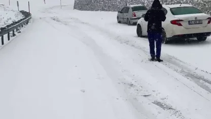 Yoğun kar yağışı, Palandöken geçidinde sürücülere zor anlar yaşattı