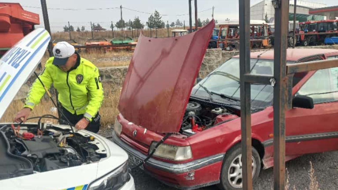 Yolda kalan sürücüye polis ekipleri ulaştı