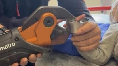 1 yaşındaki bebeğin parmağı küllüğün deliğine sıkıştı