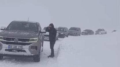 50 araç tipi nedeniyle yolda mahsur kaldı