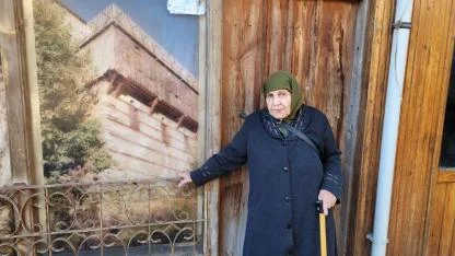 90 yaşındaki Fikriye Güller, ezbere okuduğu manilerle hayran bırakıyor