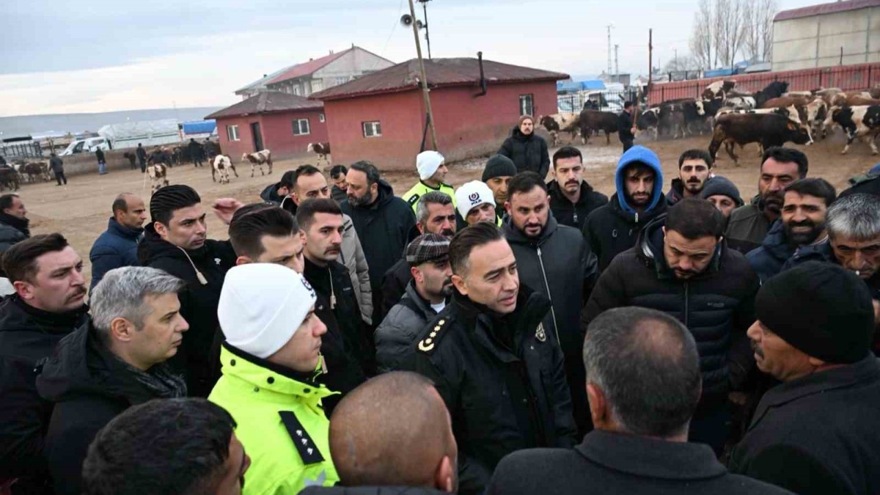 Ağrı Emniyet Müdürü Göksel Önder, Hayvan Borsasını ziyaret etti