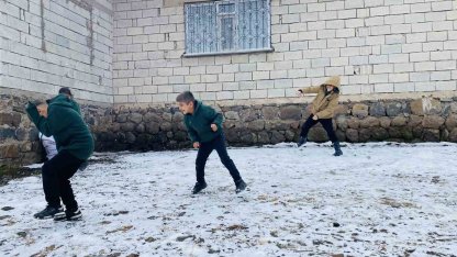 Çocukların kar topu oynama keyfi