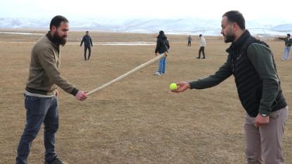 Ağrı'da gençler geleneksel "topa dara" oyunuyla stres atıyor