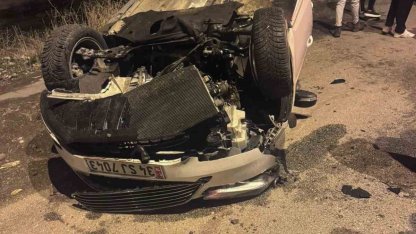 Çarpışan iki araçtan biri kaldırıma çarpıp takla attı