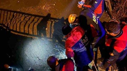 Ağrı’da köprüden düşen kişi derede mahsur kaldı