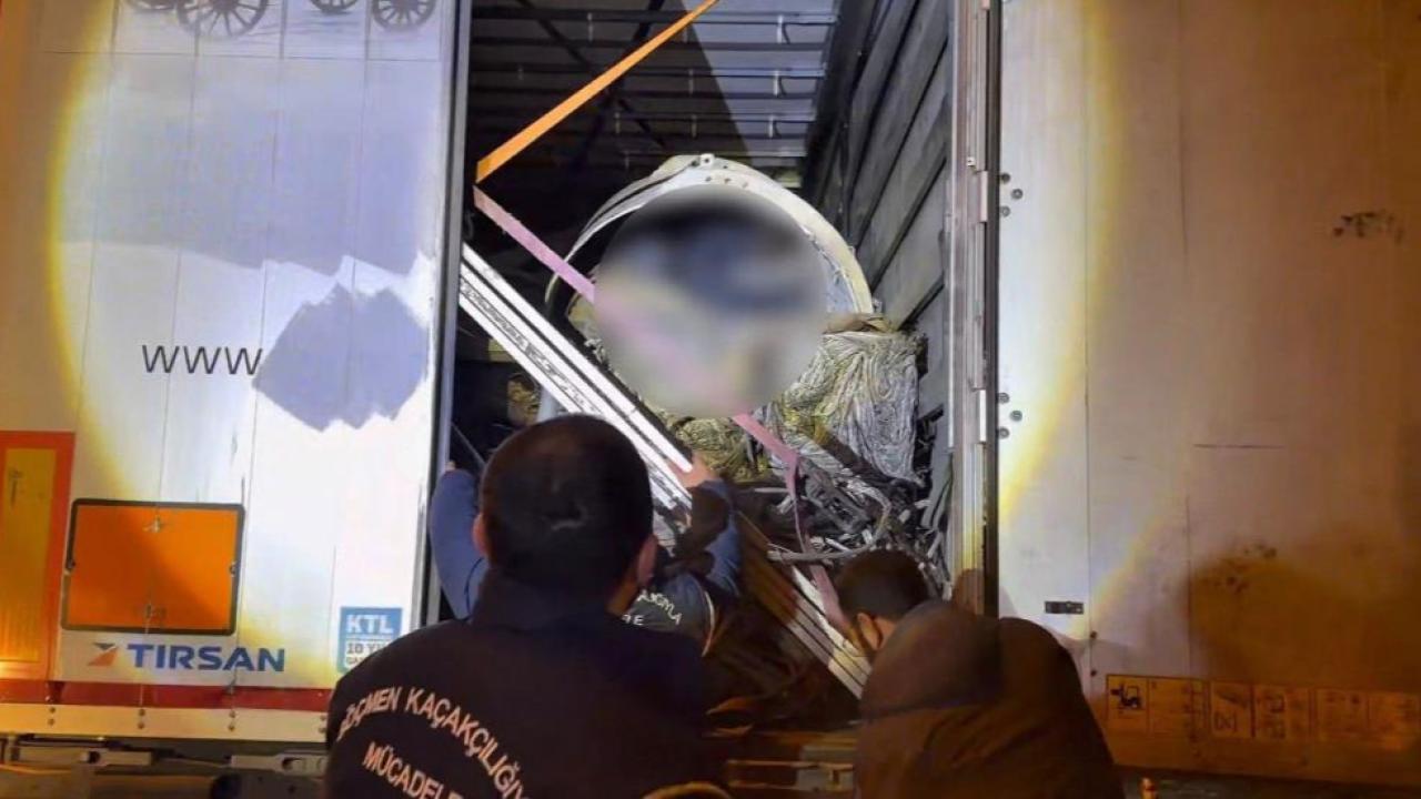 Tır dorsesinde 14 düzensiz göçmen yakalandı