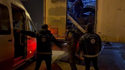 Ağrı’da tır dorsesinde 14 düzensiz göçmen yakalandı