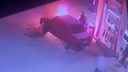 Akaryakıt istasyonunda aniden yanan araç panikletti