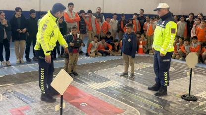 Akyaka’da öğrencilere trafik eğitimi verildi