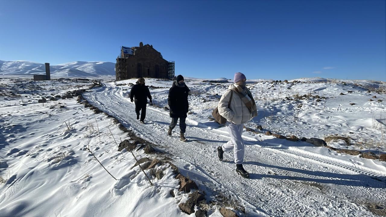 Ani Ören Yeri ziyaretçilerini karla kaplı güzelliğiyle ağırlıyor