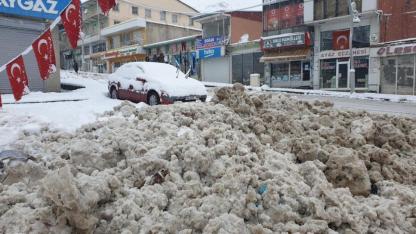 Araçlar kar altında kaldı