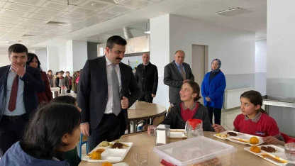 Arpaçay Kaymakamı öğrencilerle öğle yemeğinde buluştu