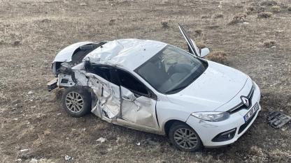 Arpaçay'da otomobil şarampole devrildi