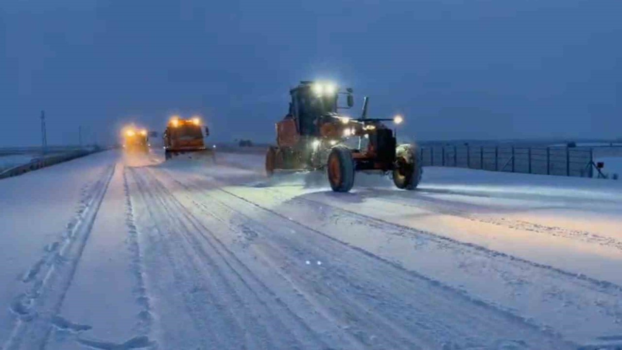 Aşkale’de sabahın ilk ışıklarıyla karla mücadele çalışması