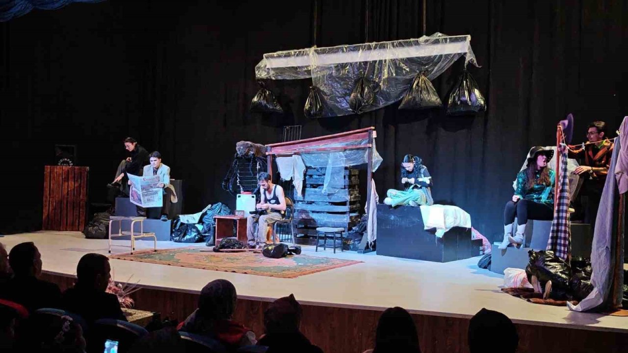 Aşkale’de tiyatro keyfi: &quot;Mavi Kolye&quot; oyunu sahnelendi