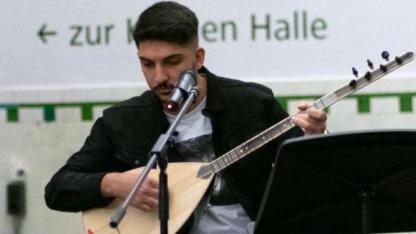 Avrupa’da yetişen Sarıkamışlı genç müzisyen beğeni topluyor