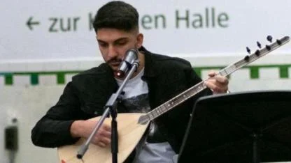 Avrupa’da yetişen Sarıkamışlı genç müzisyen beğeni topluyor