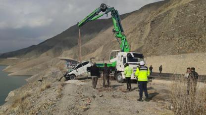 Baraja uçarak 3 gence mezar olan otomobil sudan çıkarıldı