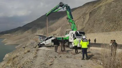 Baraja uçarak 3 gence mezar olan otomobil sudan çıkarıldı