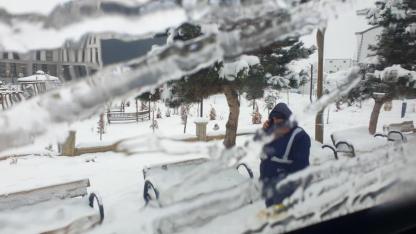 Başkale'de kar yağışı sürüyor