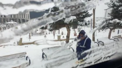 Başkale'de kar yağışı sürüyor