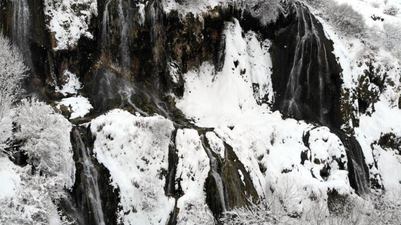 Beyaz örtüyle bütünleşen Girlevik Şelalesinde görsel şölen