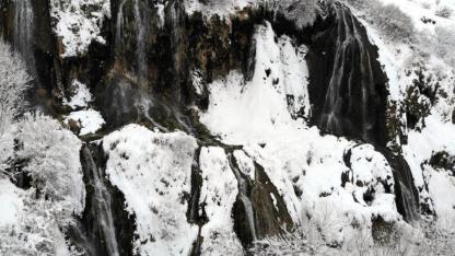 Beyaz örtüyle bütünleşen Girlevik Şelalesinde görsel şölen