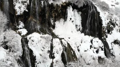 Beyaz örtüyle bütünleşen Girlevik Şelalesinde görsel şölen