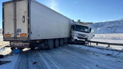 Buzda kayan tır bariyerlere çarptı