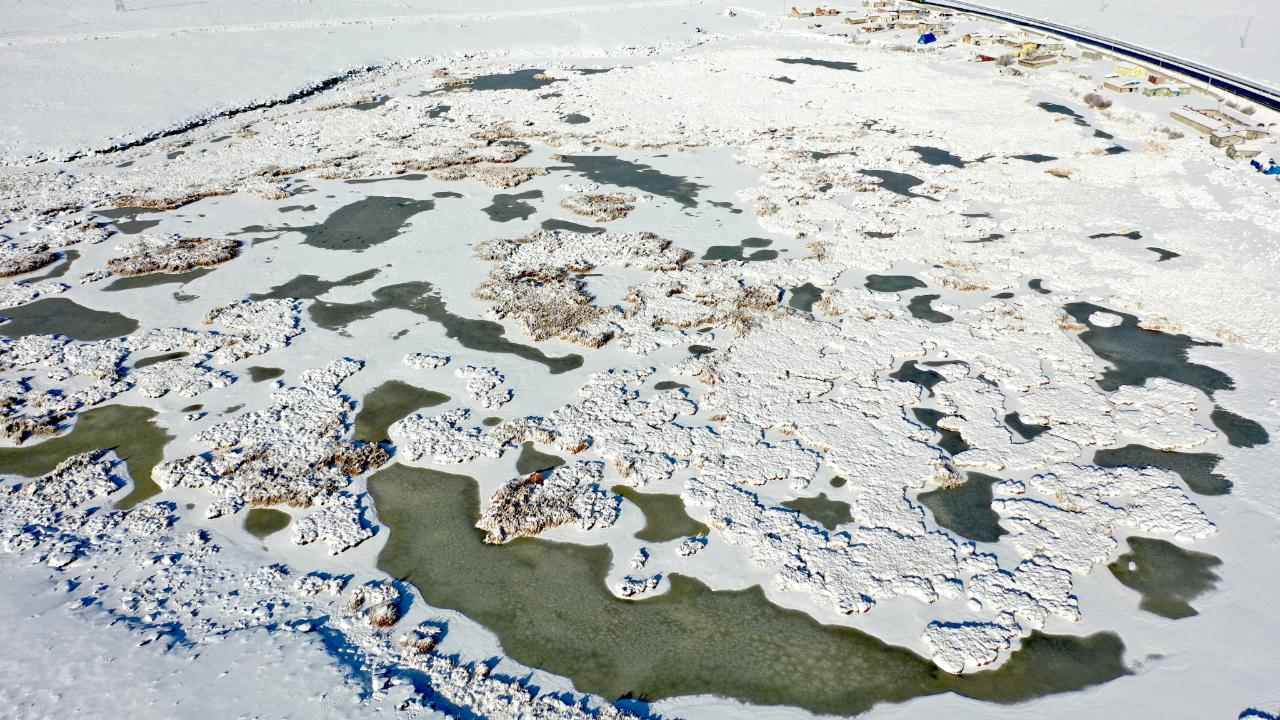 Çalı Gölü soğuk havanın etkisiyle buzla kaplandı.