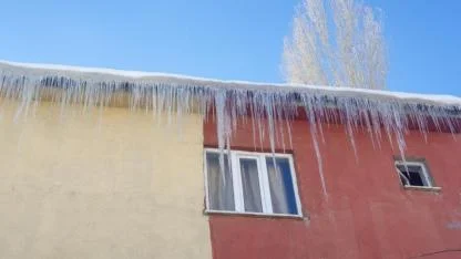 Çatılarda uzun buz sarkıtları oluştu