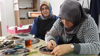 Çelik kalemle yapılan ince işçilikle bakırcılık yaşatılıyor