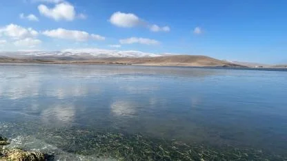 Çıldır Gölü kenarlardan donmaya başladı