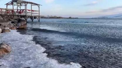 Çıldır Gölü'nde kırılan buzlar doğal şekiller oluşturdu